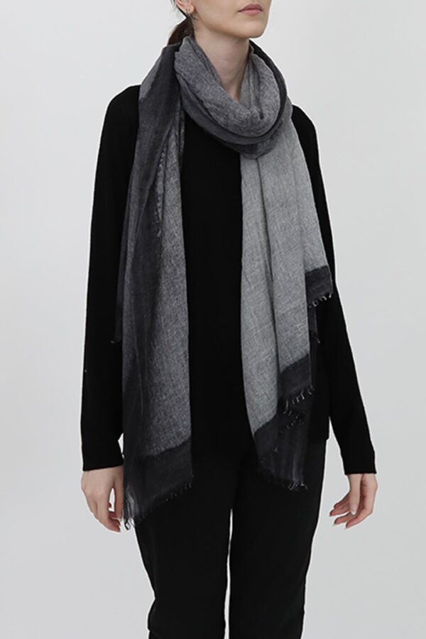 CHARCOAL SCARF IN HAND DYED CASHMERE - Image 2