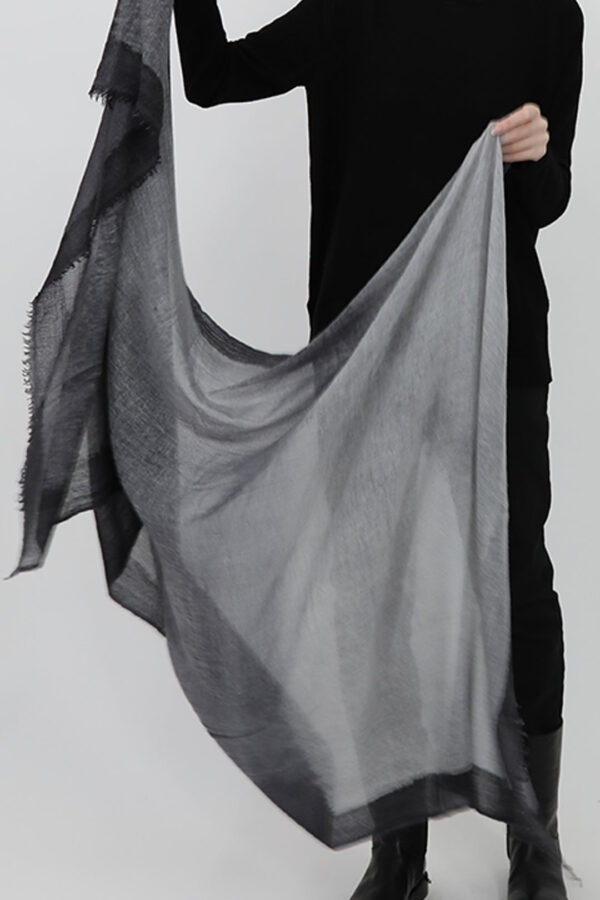 CHARCOAL SCARF IN HAND DYED CASHMERE - Image 3